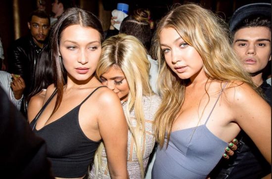 Οι αδελφές Hadid φωτογραφίζονται γυμνές και αγκαλιασμένες για τη βρετανική Vogue