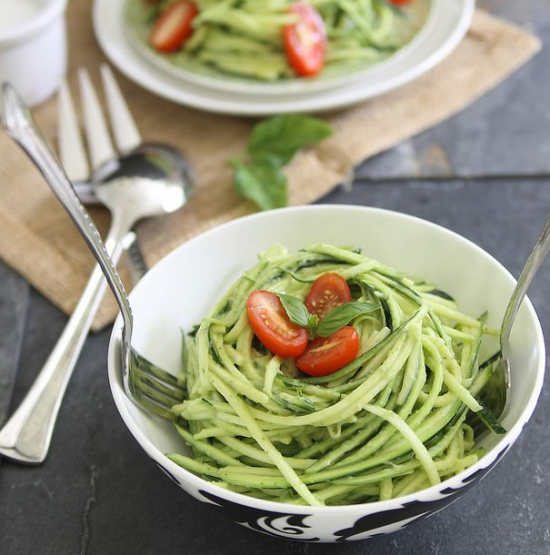 Συνταγή για απολαυστική μακαρονάδα με pesto βασιλικού