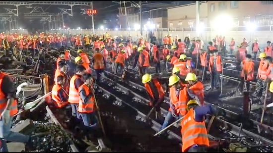 1.500 Κινέζοι φτιάχνουν μία σιδηροδρομική γραμμή σε μόλις 9 ώρες (video)