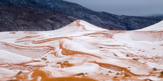 Μαγικό θέαμα: Χιόνισε στη Σαχάρα [δείτε τις εντυπωσιακές εικόνες]