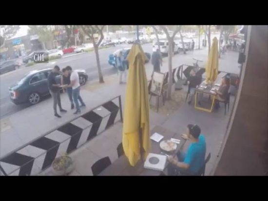 Όταν μία πίτσα αρκεί για να σταματήσει ένας καβγάς (video)