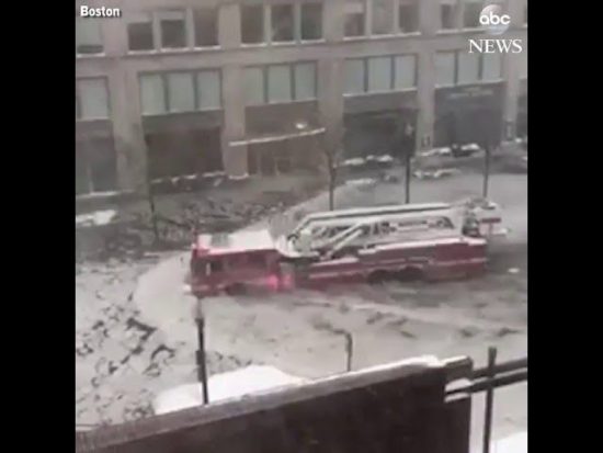 Απίστευτο video: Όχημα της Πυροσβεστικής «πλέει» σε παγωμένη λίμνη