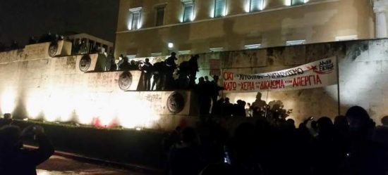 Επεισόδια έξω από τη Βουλή – Ξύλο ανάμεσα σε διαδηλωτές & ΜΑΤ (video)