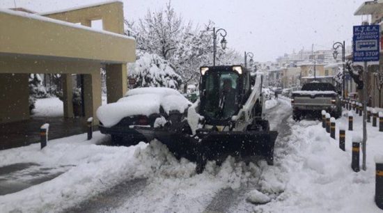 Στα λευκά “ντύθηκε” η Κρήτη – Ένα μέτρο το χιόνι στα ορεινά (pic)