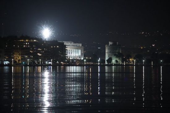 Πρόταση γάμου στη πρωτοχρονιάτικη γιορτή της Θεσσαλονίκης, μπροστά από τον Γ. Μπουτάρη (video)