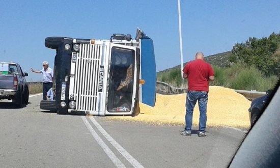 Κλειστή η εθνική οδός Αθηνών-Λαμίας λόγω ανατροπής φορτηγού