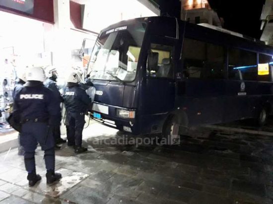 Τρίπολη: Ένταση και δακρυγόνα κατά διαδηλωτών έξω από το χώρο που θα μιλήσει ο Τσίπρας (video)