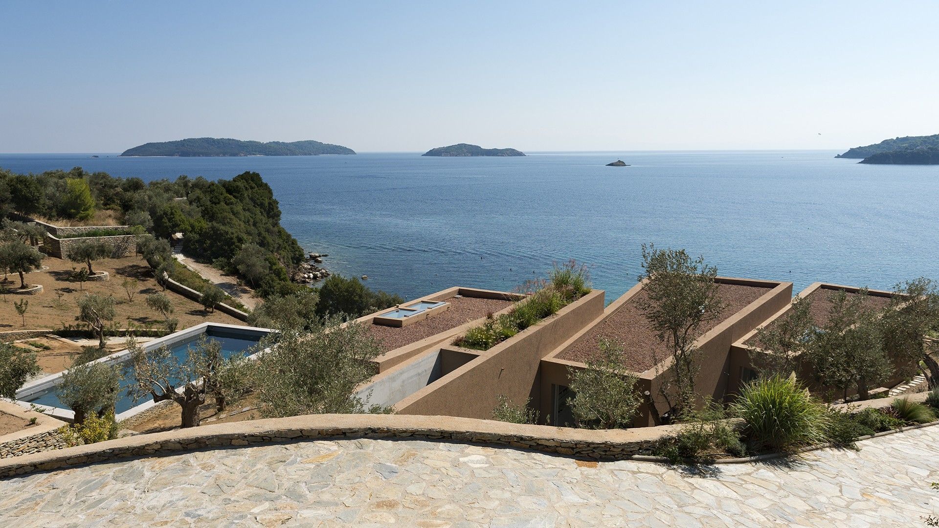 Μια ιδιαίτερη κατοικία στη Σκιάθο με απεριόριστη θέα στο Αιγαίο! (pics)