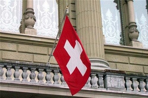 Σημαία της Ελβετίας σε κτήριο