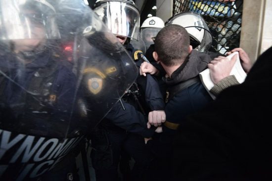 Επίθεση από ΜΑΤ σε μέλη του ΠΑΜΕ έξω από συμβολαιογραφείο