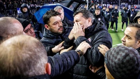 Στον άερα το ντέρμπι της Τούμπας: Iπτάμενο ρολό χτύπησε τον προπονητή του Ολυμπιακού (video)