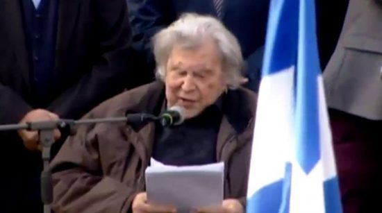 Οργισμένος Μίκης Θεοδωράκης κατά Τσίπρα: «Ώστε και Μανιαδάκης, κύριε Πρωθυπουργέ;»