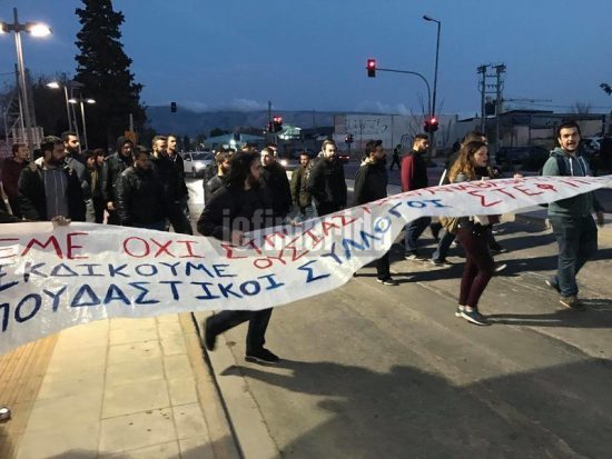 Ένταση στη διαμαρτυρία φοιτητών στον Ελαιώνα, λίγο πριν την ομιλία Τσίπρα
