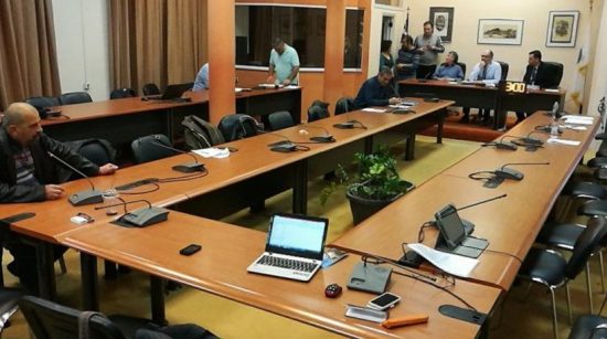 Χαμός στη Χίο: Διεκόπη το Δημοτικό Συμβούλιο όταν ζήτησαν το λόγο μέλη της Χρυσής Αυγής! (video)
