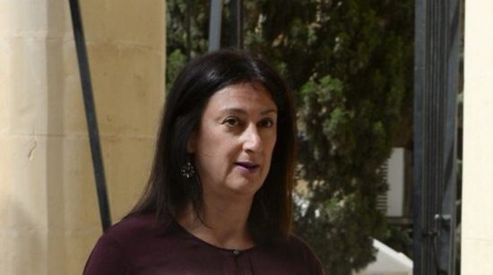 Στην ΕΛ.ΑΣ παραδόθηκε πρόσωπο που εμπλέκεται στη δολοφονία της δημοσιογράφου στη Μάλτα