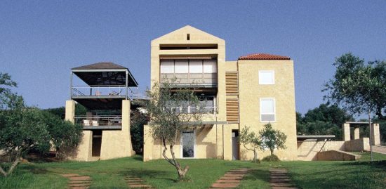 Μια κατοικία χτισμένη μέσα σε ελαιώνα και συνυφασμένη με το ελληνικό τοπίο (11 pics)