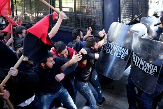 Ένταση στην πορεία των εκπαιδευτικών προς το Μαξίμου – Χημικά από ΜΑΤ (video)