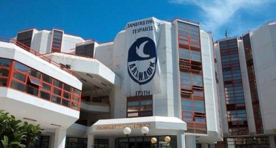 Απίστευτη επίθεση κουκουλοφόρων σε καθηγήτρια στο Πανεπιστήμιο Πειραιά – Την περιέλουσαν με μπογιές!