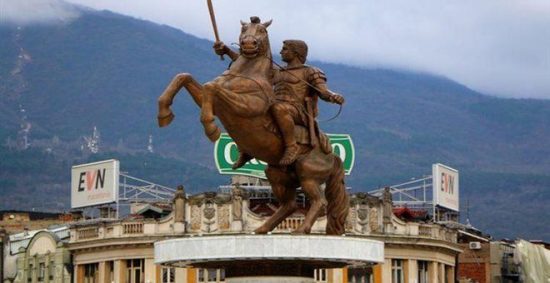 Αποκαθηλώθηκε το άγαλμα του Μεγάλου Αλεξάνδρου από το αεροδρόμιο των Σκοπίων (video)