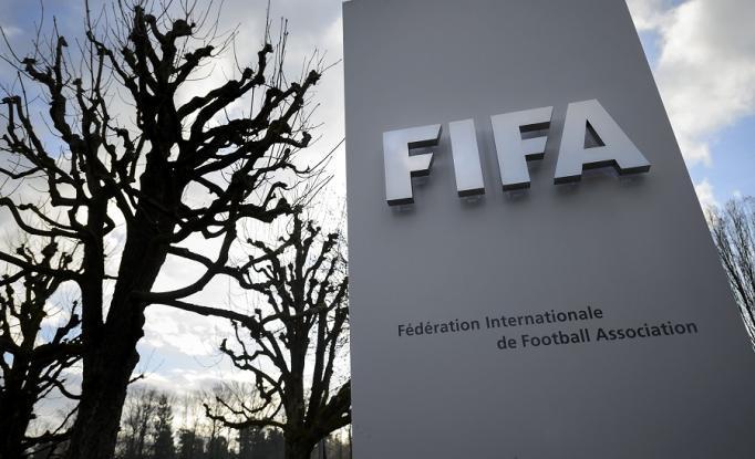 Ταμπέλα με το όνομα της FIFA μπροστά από δέντρα