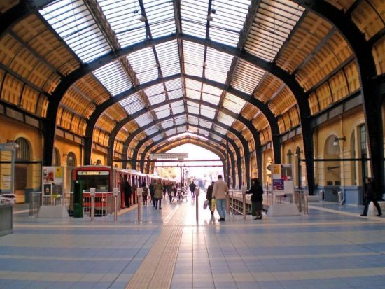 Ποίηση και μουσική για τους επιβάτες στον σταθμό του ΗΣΑΠ στον Πειραιά