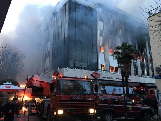 Στάχτη έγινε το αρχείο από τη φωτιά στην εφορία της Λάρισας