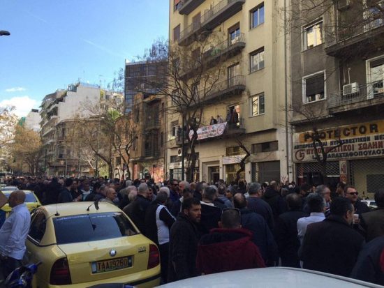 Σπάνε αυτοκίνητα της Uber οδηγοί ταξί που απεργούν στο κέντρο της Αθήνας