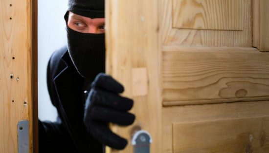 Ληστεία στον Πειραιά: Βρήκα το παιδί μου με αίματα στο πρόσωπο, λέει η μητέρα της 17χρονης