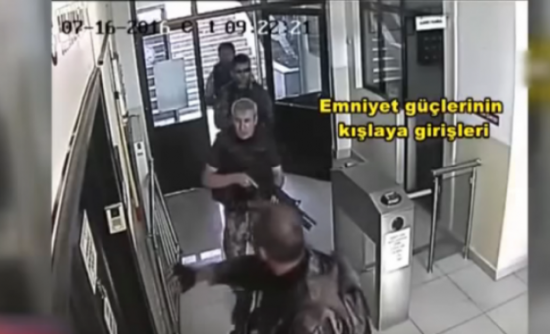 Νέα πίεση για τους «8» Τούρκους στρατιωτικούς-Η Άγκυρα δημοσιεύει βίντεο από το βράδυ του πραξικοπήματος (video)