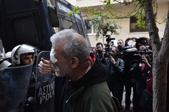 Πλειστηριασμοί: Δημοσιογράφος του ΣΚΑΪ τραυματίστηκε από τα ΜΑΤ