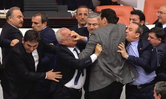 Η «δημοκρατία» της Τουρκίας στην πράξη: Άγριο ξύλο στη τουρκική Βουλή (video)