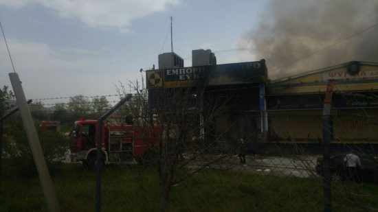 Νεκρός από έκρηξη σε βιομηχανία ψυγείων στο Βόλο – Φόβοι και για άλλα θύματα (pics)