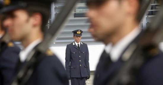 Το απίστευτο τηλεγράφημα του ΑΠΕ για τις κρίσεις Σμηνάρχων: Έρποντας και γλείφοντας σαν εκκρεμές..