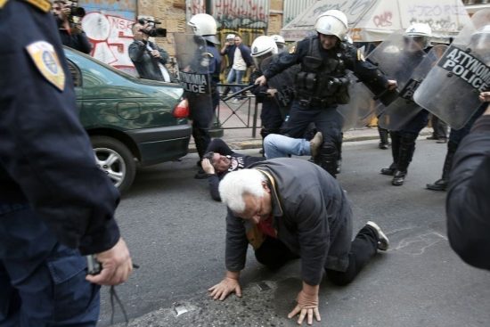 Ευρωβουλευτές της Ευρωπαϊκής Αριστεράς κατά του ΣΥΡΙΖΑ για το ξύλο στους διαδηλωτές