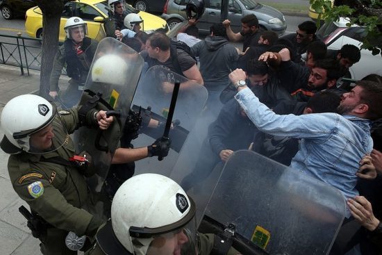 Με τρεις τραυματίες έληξε η αντιπολεμική πορεία διαμαρτυρίας-Κατέληξε στη ΓΑΔΑ