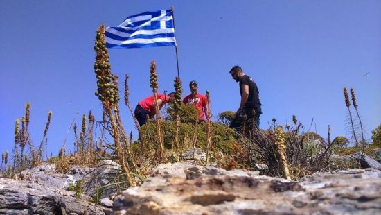 Δήμαρχος Φούρνων: «Δεν κατέβηκαν οι ελληνικές σημαίες, τις είδα να κυματίζουν κανονικά»