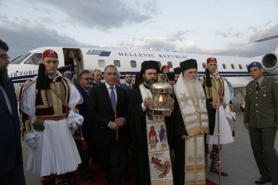 Στην Αθήνα έφτασε από τα Ιεροσόλυμα η αποστολή με το Άγιο Φως