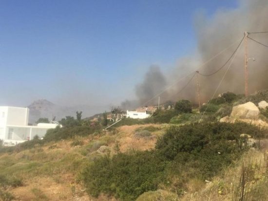 Σε εξέλιξη μεγάλη φωτιά στη Νάξο (pic)