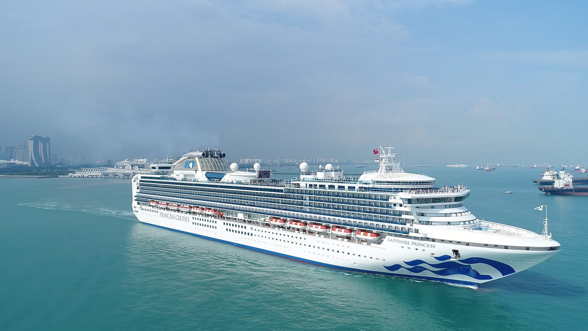 Παρθενική εμφάνιση του Sapphire Princess στον Πειραιά (video)