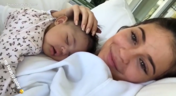 Τα τρυφερά video που ανέβασε η Kylie Jenner με την κόρη της