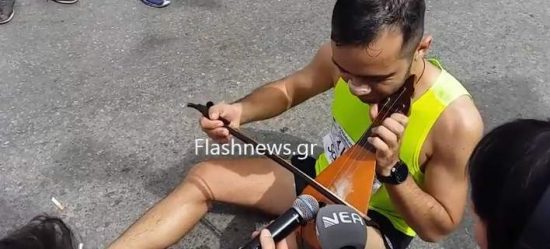 Μαραθωνοδρόμος έπαιξε με τη λύρα του μαντινάδα για τον Γιώργο Μπαλταδώρο (video)
