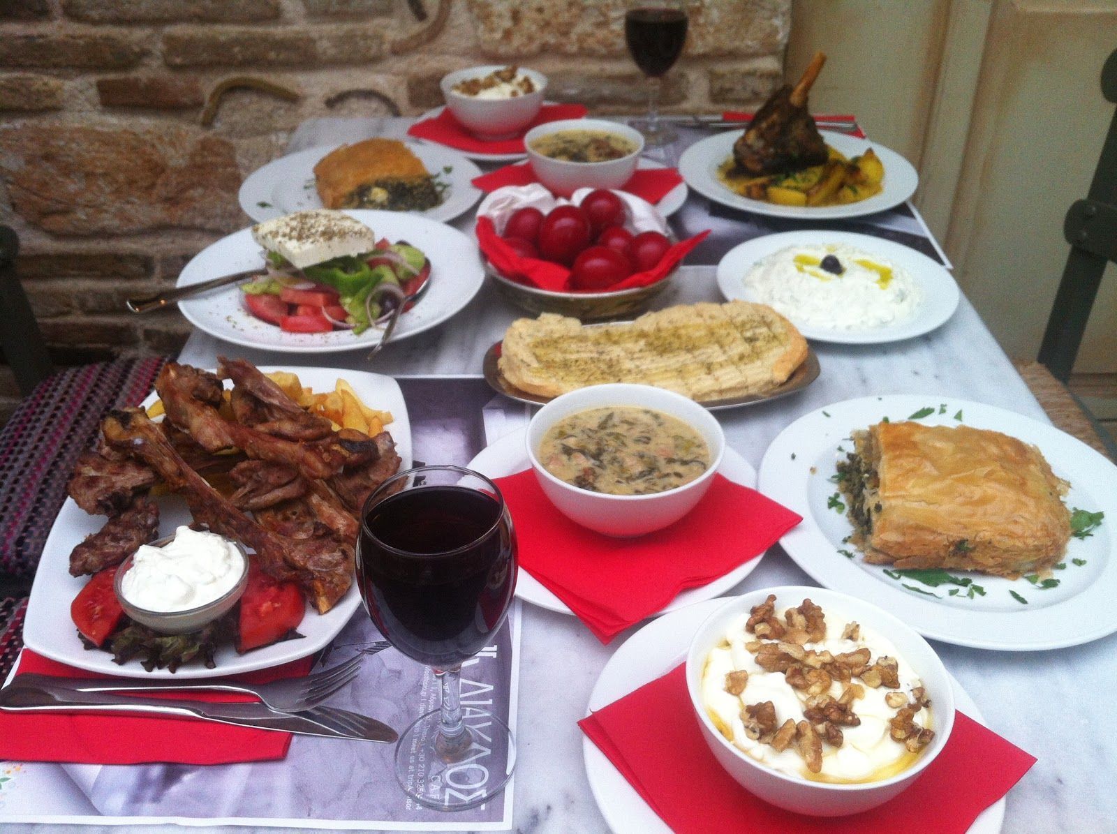 Έξι tips για να χωνέψετε γρήγορα μετά το πασχαλινό τραπέζι