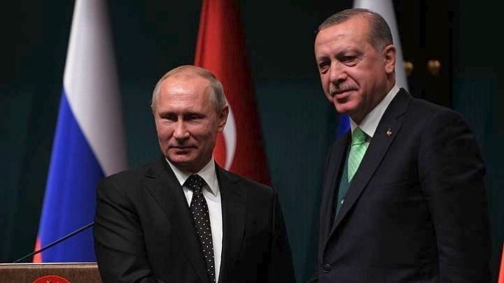 Ο Βλαντίμιρ Πούτιν και ο Ρετζέπ Ταγίπ Ερντογάν μπροστά από σημαίες της Ρωσίας και της Τουρκίας