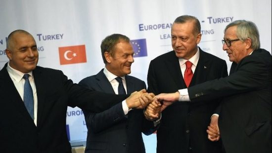 Spiegel: Έξι χώρες της ΕΕ απειλούν να τινάξουν στον αέρα τη συμφωνία με την Τουρκία για τους πρόσφυγες
