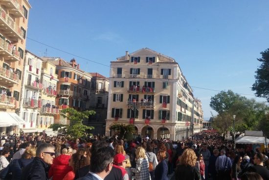Πάσχα στην Κέρκυρα: Πνίγηκε από χιλιάδες τουρίστες και φέτος το νησί του Ιονίου (pis)