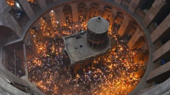 Ολοκληρώθηκε η τελετή αφής του Αγίου Φωτός (video) – Πότε φτάνει στην Ελλάδα