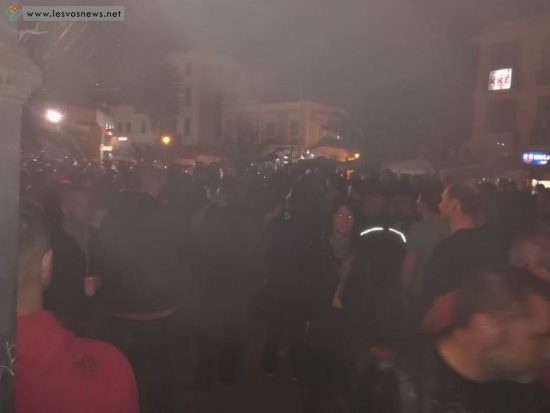Χάος στη Μυτιλήνη: Επεισόδια εναντίον μεταναστών που είχαν καταλάβει την πλατεία Σαπφούς