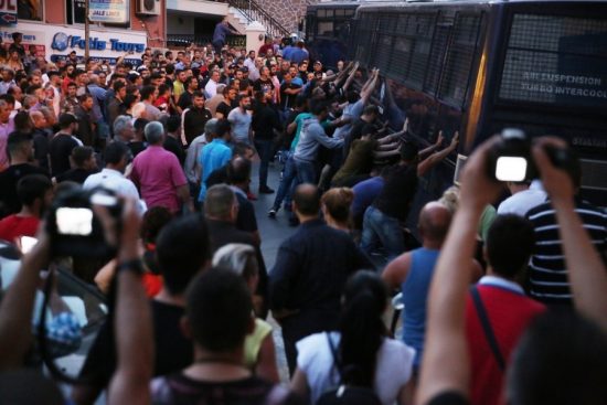 Καταγγέλλουν οι αστυνομικοί που συνόδευσαν τον Τσίπρα – “Είχαμε εντολές να μείνουμε αδρανείς”