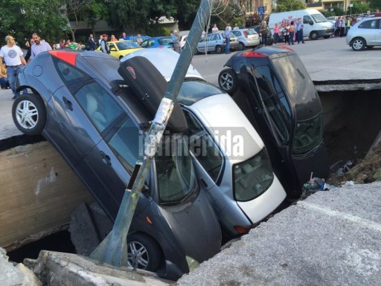 Καλλιθέα: Συνεχίζεται η κατάρρευση οδοστρώματος στο πάρκινγκ – Τι λέει ο δήμαρχος (video)