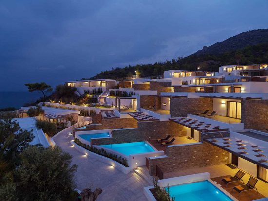 Ένα όμορφο ξενοδοχείο στο Λουτράκι με αισθητική και θέα στον Κορινθιακό Κόλπο (pics)